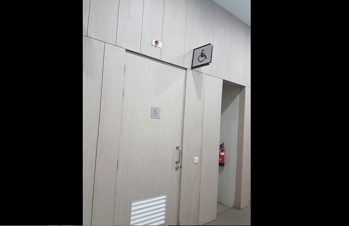 SMOKER SMOKING INSIDE TOILET AT CHANGI BUSINESS PARK DESPITE SMOKING PLACE NEARBY!