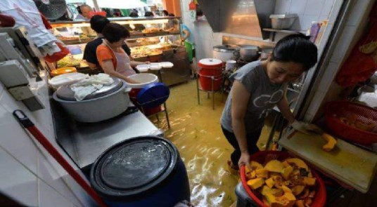 TOA PAYOH HAWKER CENTRE FLOODED WITH WASTE WATER, NO COMMENTS FROM TOWN COUNCIL YET