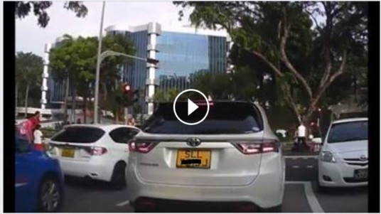 RIDER FLY AFTER CRASHING INTO WHITE CAR AT SERANGOON! (VIDEO)