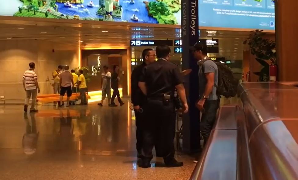 NEW VIDEO SHOW HOW ANG MOH DANCE BEFORE ARRESTED BY OFFICERS AT AIRPORT(VIDEO)