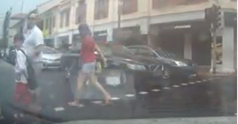 ANGMO TAKE HIS TIME TO WALK ACROSS RED LIGHT WITH KIDS!!