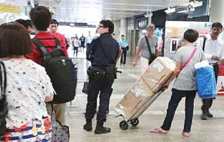 DISPUTE AT EUNOS MRT. AUNTIE BRING GIANT BOX GET STOOP BY MRT STAFF. AUNT RAGE
