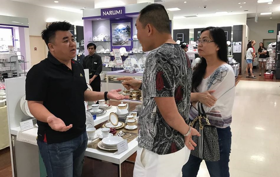 NETIZEN CLAIMS THAT CON COUPLE FROM MALAYSIA SPOTTED SHOPPING AT TAKASHIMAYA