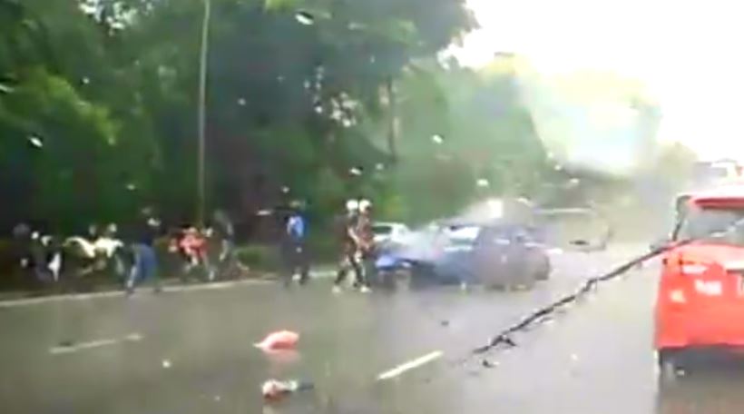 SINGAPORE CAR CRASH AFTER SPEEDING IN THE RAIN (VIDEO)