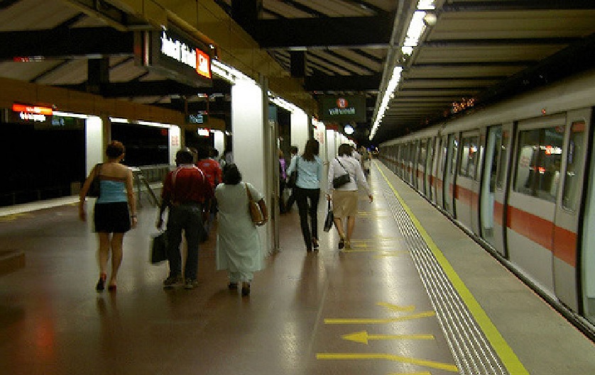 DARK LOOKING SMELLY GUY PUSHED AND SHOUT AT MY DEAF FRIEND AT BUKIT BATOK STATION