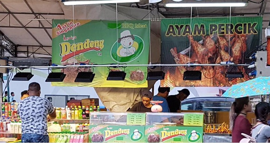 MEAT OF UNKNOWN ORIGIN SELLING AT GEYLANG BAZAAR. DON’T KNOW IS WHAT MEAT.