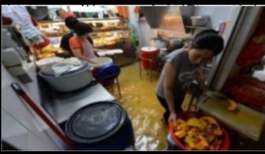 TOA PAYOH HAWKER CENTRE FLOODED WITH WASTE WATER, NO COMMENTS FROM TOWN COUNCIL YET