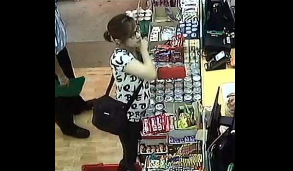 LOOKING FOR THIS WOMAN SHE FORGOT HER BAG AT TAMPINES MINIMART. HELP SHARE!