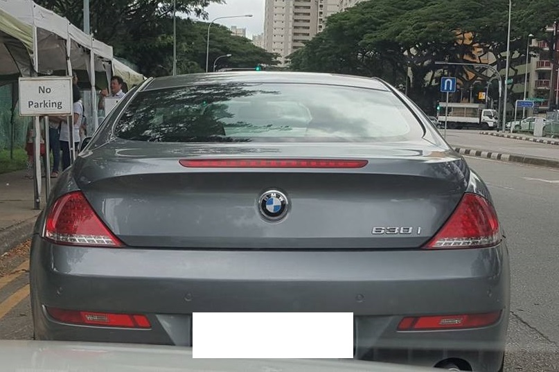 INCONSIDERATE DRIVER PARKING OUTSIDE SCHOOL DESPITE NO PARKING SIGN!