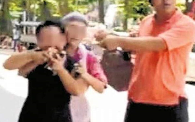 KOPITIAM AUNTIE CHOKE HOLD THE CUSTOMER AFTER CUSTOMER THROW CURRY RICE