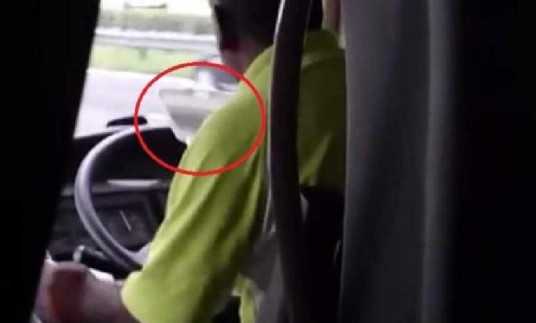 EXPERT M’SIAN DRIVER, EAT MEE GORENG, TALK ON PHONE AND DRIVE BUS AT SAME TIME(VIDEO)