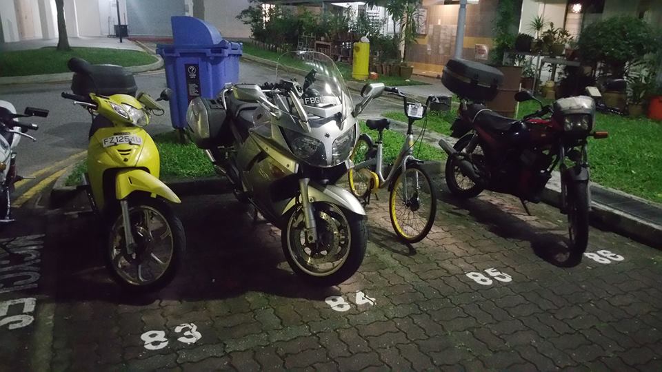 PRANKSTER PARK OFO BIKES AT MOTORCYCLIST LOT UNDER HDB CARPARK!