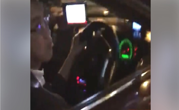 TAXI ARGUE OVER CUT QUEUE. SMRT TAXI DRIVER GOT SCOLDED (VIDEO)