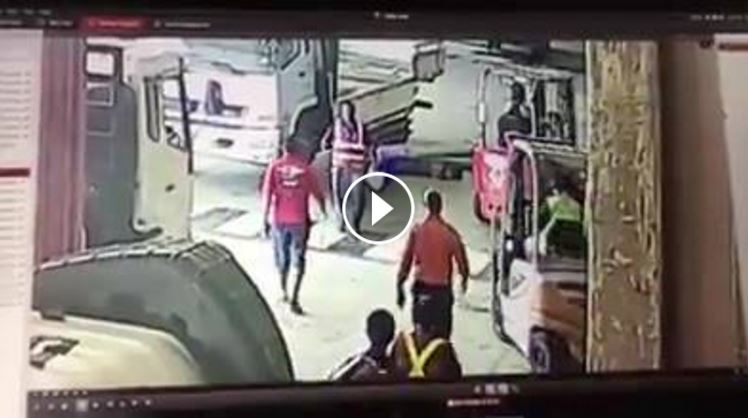 MAN DIES AT JURONG AFTER FORKLIFT DROP HEAVY LOAD ON HIM!!! (VIDEO)