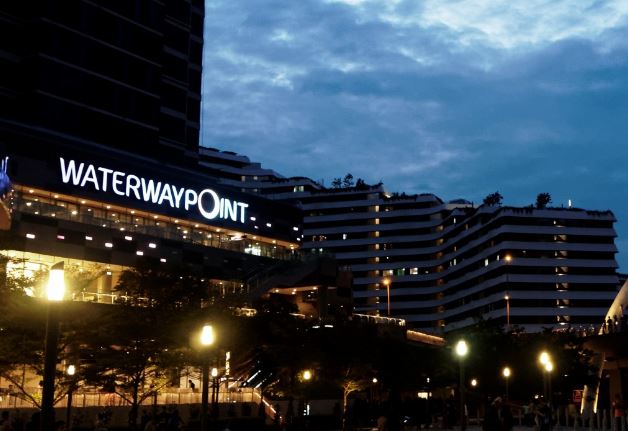 BEWARE! MOTHER CLAIMS SUSPICIOUS PRC ATTEMPTED TO KIDNAP HER KIDS @ WATERWAY POINT!