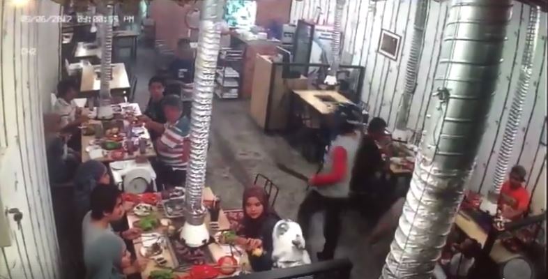 ARMED ROBBERY IN MALAYSIA. EVEN CUSTOMERS ROBBED!!! (VIDEO)