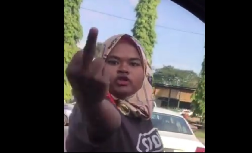 PARKING DISPUTE IN MALAYSIA TURNS UGLY (VIDEO)