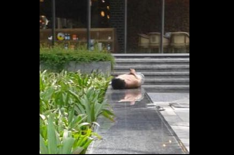 NETIZENS SPOTTED HALF NAKED MAN OUTSIDE TANJONG PAGAR CENTER