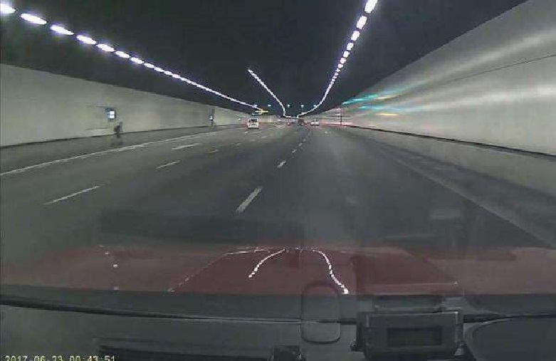 E-SCOOTER RIDER SEEN RIDING IN KPE TUNNEL HE GOT DEATH WISH ARH?