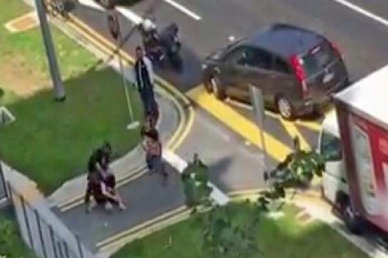 FIGHT IN GEYLANG WITH HAMMER OVER LOST PHONE ON A GRAB CAR