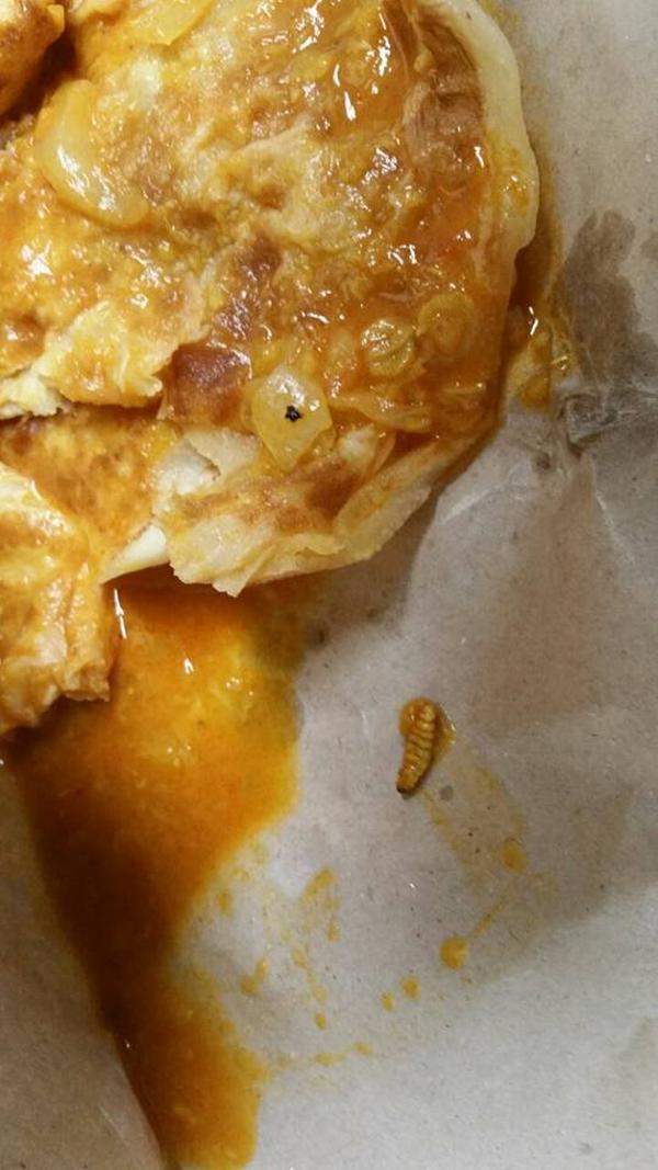 Changi Village prata shop serve worm prata!