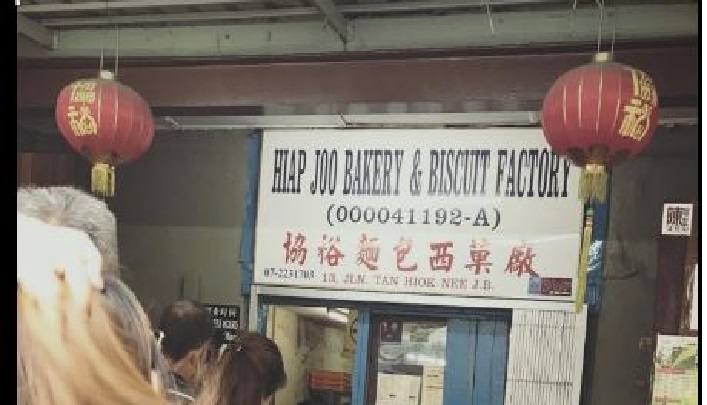 BANANAS CAKE LOVER TAKE NOTED SHOP @ JB HAS MOUTHWASHING CAKE NOT TO BE MISSED IF YOUR AROUND THAT AREA!!