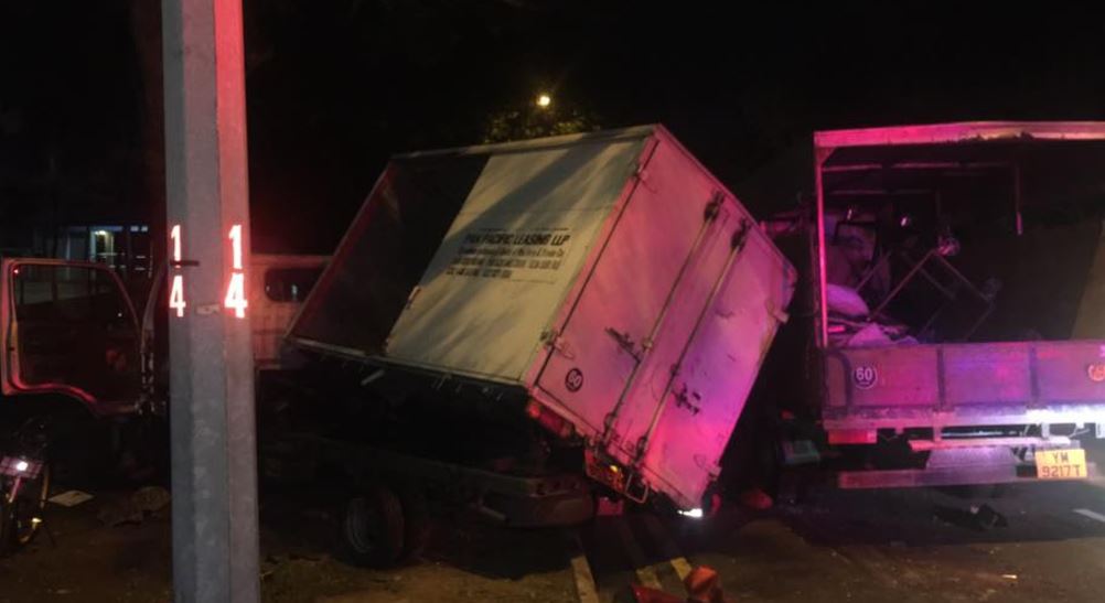 SLEEPY DRIVER CRASHED 3 VEHICLES AT AL-AMEEN WOODLANDS!!