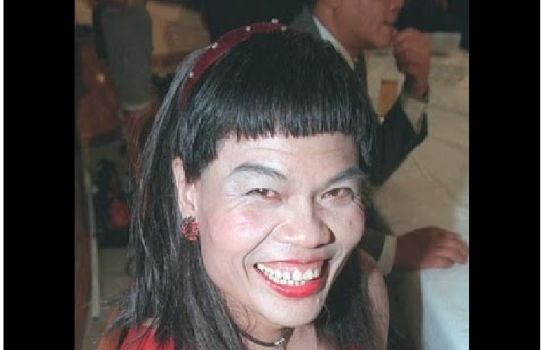 INTERN COMPLAIN MANAGER ONLY HELP PRETTY GIRLS WITH MAKEUP. FEELS DISCRIMINATED