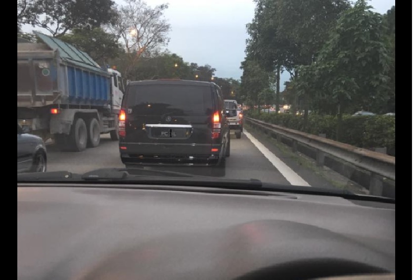VAN WITH TINTED GLASS REPORTED TO LTA, AFTER CUTTING LANE WITH NO SIGNAL