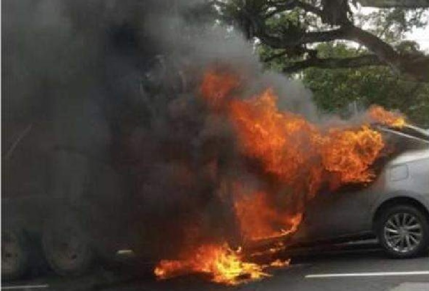 MITSUBISHI CAR BURST INTO FLAMES AFTER ACCIDENT @ CLEMENTI ROAD