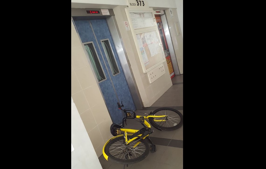 OFO BIKE PARK AT JURONG EAST STREET 32 BLK 373 LIFT LOBBY. WHATS NEXT?