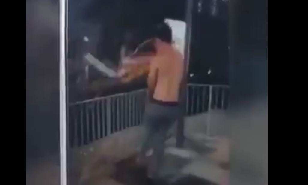 MAN RIDE OFO BIKE IN MRT AND THROW IT INTO CANAL! (VIDEO)