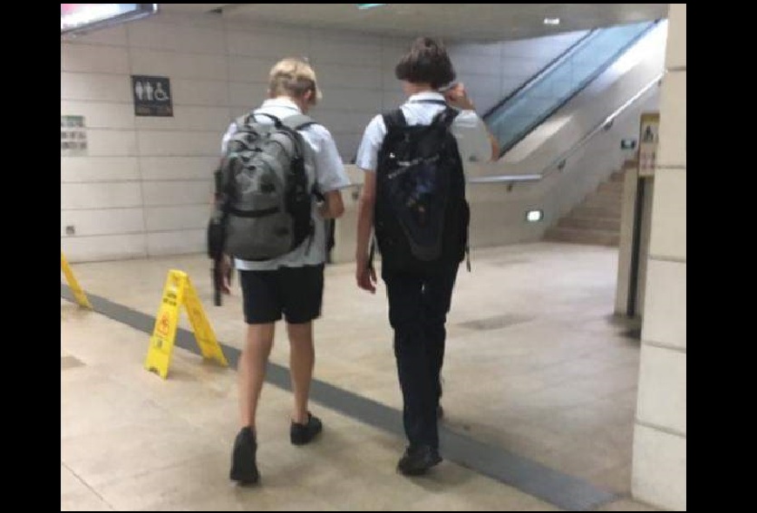 ANGMOH KID PUT HIS HEAD OUT AT CLOSING MRT DOOR. ARGUE AFTER BEING WARNED BY UNCLE