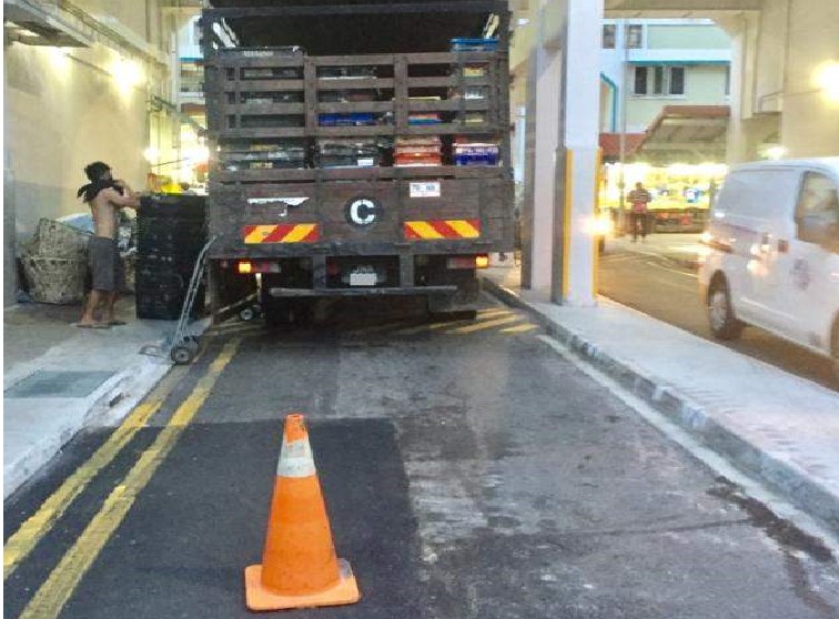 MALAYSIA TRUCK BLOCK ROAD LIKE HIS GRANDFATHER ROAD TO UNLOAD DURIANS