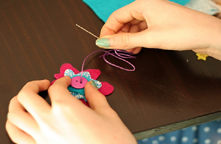 MAN ON TRAIN TOLD SG GIRL OFF BECAUSE SITCHING WITH A NEEDLE ON MRT WILL ENDANGER OTHER PEOPLE IF SHE LOSE HER BALANCE!