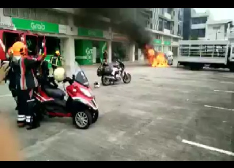 CAR CATCHES FIRE OUTSIDE GRAB HEADQUARTERS @ MIDVIEW CITY!! (VIDEO)