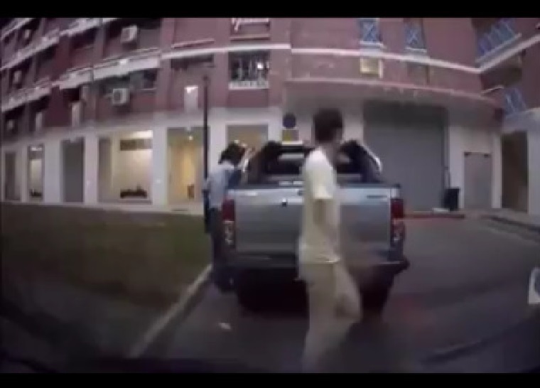 Malaysian pickup JPN 5065 hit and run @ Blk 99C Toa Payoh (VIDEO)