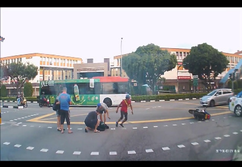 MOTORIST ACCIDENT AT TAMPINES AFTER COLLIDING WITH CAR ( VIDEO)