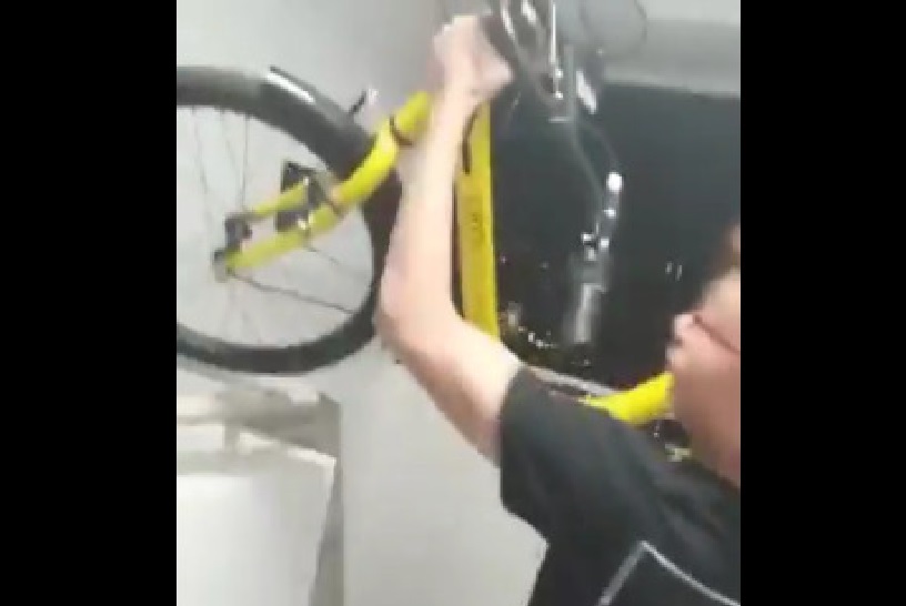 GUY THROW OFO BIKE DOWN THE HDB!!! (VIDEO)!