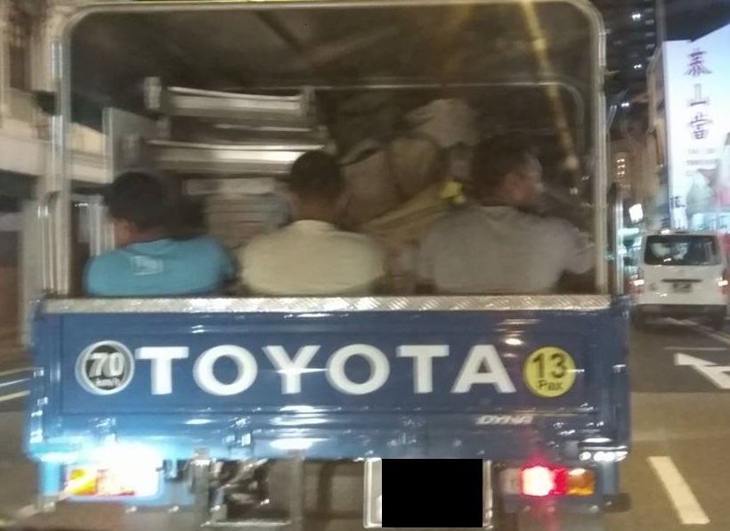 NETIZEN CLAIMS THAT THE SAFETY OF THE WORKERS ON THE TRUCK IS COMPROMISE AS THE EQUIPMENT ARE NOT PROPERLY SECURED!