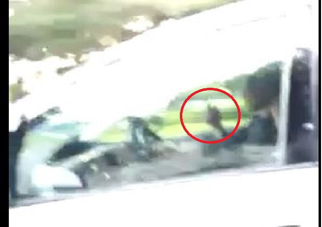 CAR AT PUNGGOL CHANGE LANE NO SIGNAL STILL POINT MIDDLE FINGER (VIDEO)