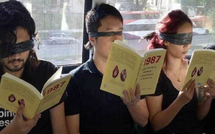 ACTIVISTS HOLD PUBLIC PROTEST ON NORTH-SOUTH LINE MRT!!!!