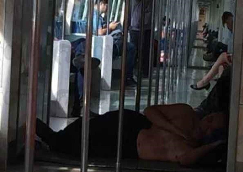 MAN SLEEP HALF NAKED IN MRT @ BUKIT BATOK. FREE AIRCON?