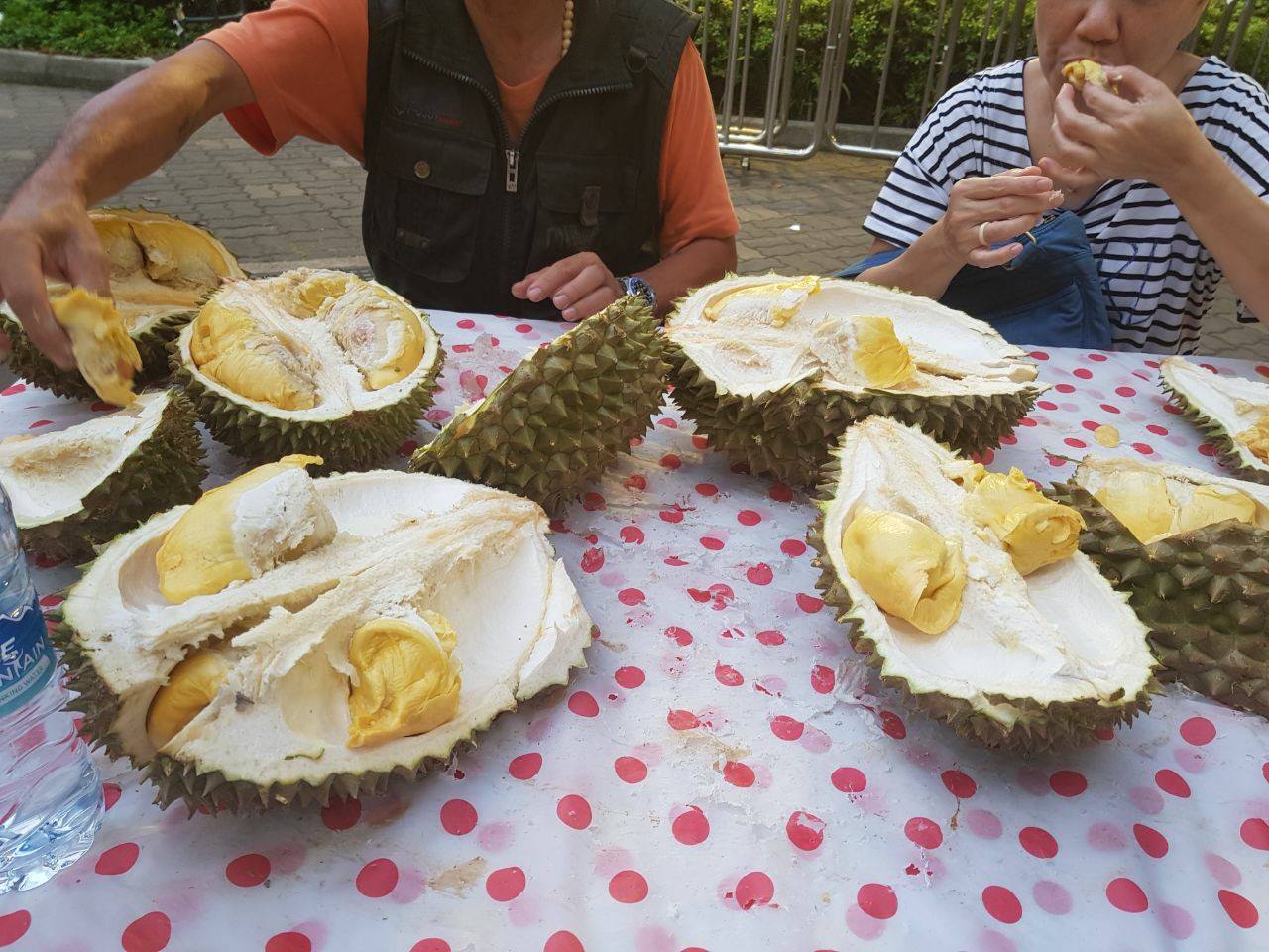 NETIZENS DISAPPOINTED AFTER PAYING $200 FOR DRY AND HARD DURIAN @ AMK!