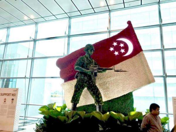 SG FLAG PLACED IN WRONG DIRECTION AT CHANGI AIRPORT??