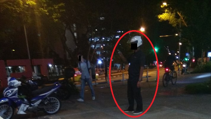 BEWARE WHERE YOU PARK YOUR MOTORBIKE PLAIN CLOTHES ENFORCEMENT OFFICER SPOTTED @ JURONG!