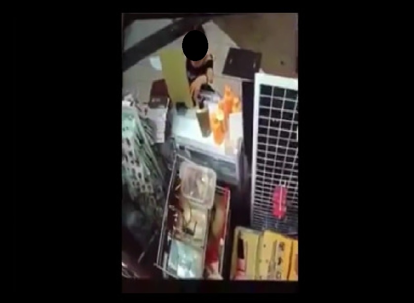 AUNTIE STEAL MAKE-UP AT ANG MO KIO. CAUGHT IN THE ACT (VIDEO)
