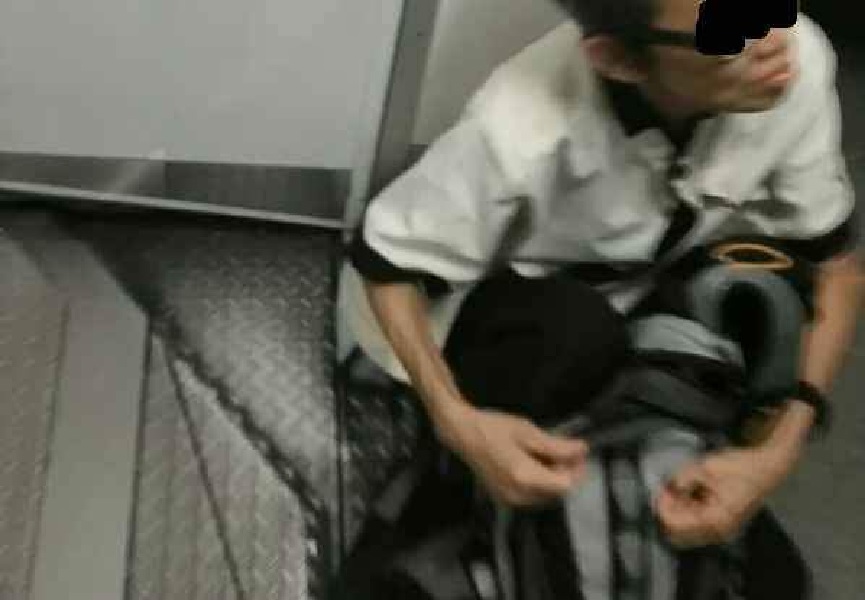 ELDERLY FORCED TO SQUAT IN MRT. NO ONE BOTHERED TO OFFER HER SEAT