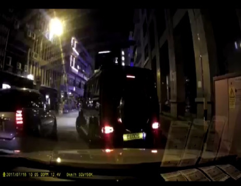 MAN SEEKING FOR HELP TO LOOK FOR SUSPECT. HIT AND RUN (VIDEO)