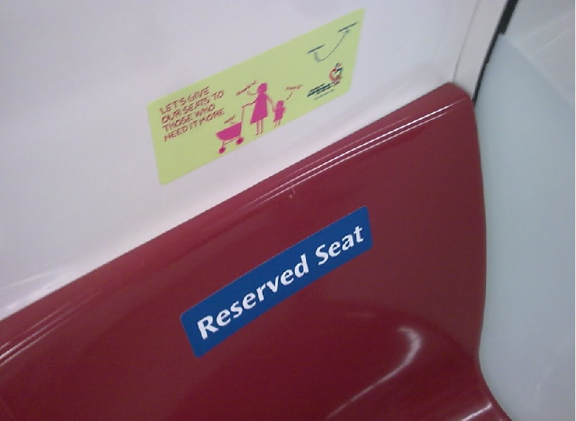 PRC GUY REFUSE TO GIVE UP MRT SEAT “YOUR GOVT INVITE US TO COME, WHO ARE U?”